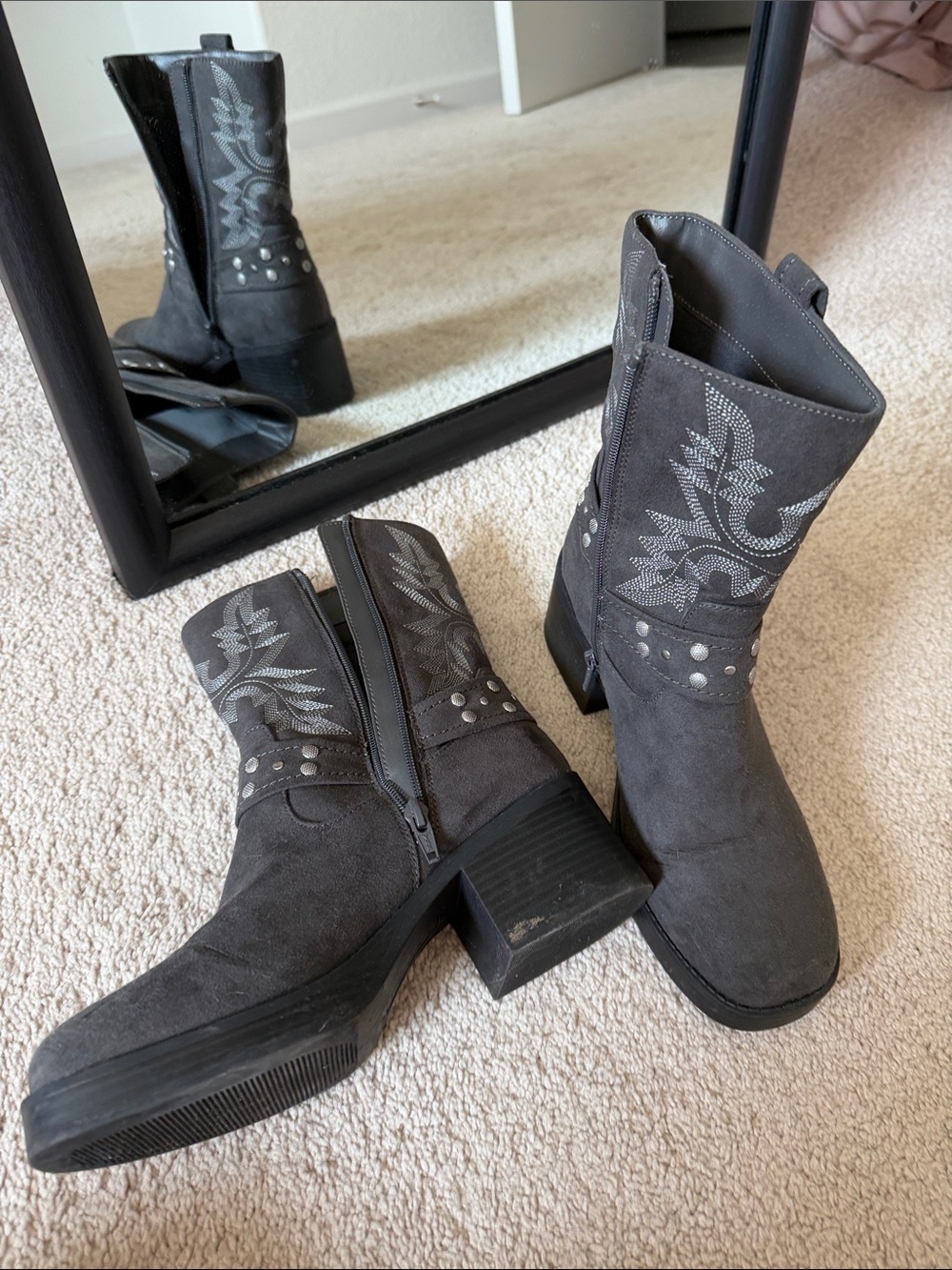 Stylish square toed ankle boots - Picture 3 of 5